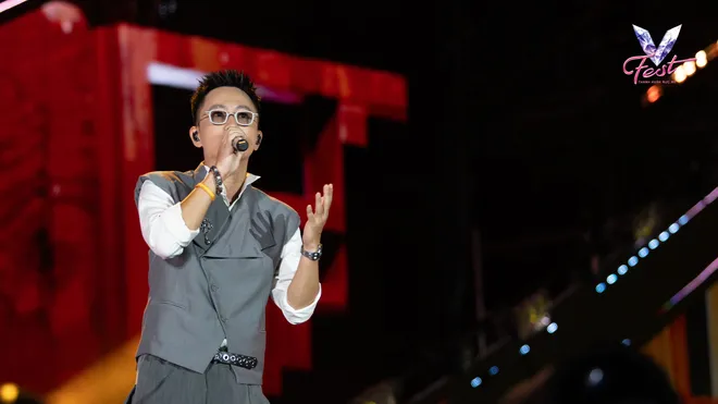 V Fest - Thanh xuân rực rỡ: Khán giả bùng nổ cảm xúc, các nghệ sĩ choáng ngợp - Ảnh 1.