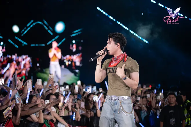 V Fest - Thanh xuân rực rỡ: Khán giả bùng nổ cảm xúc, các nghệ sĩ choáng ngợp - Ảnh 25.