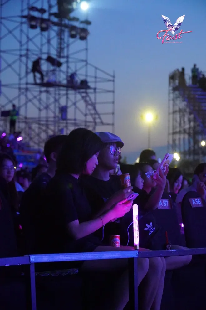 V Fest - Thanh xuân rực rỡ: Khán giả bùng nổ cảm xúc, các nghệ sĩ choáng ngợp - Ảnh 34.