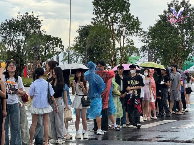 V Fest - Thanh xuân rực rỡ: Khán giả bùng nổ cảm xúc, các nghệ sĩ choáng ngợp - Ảnh 45.