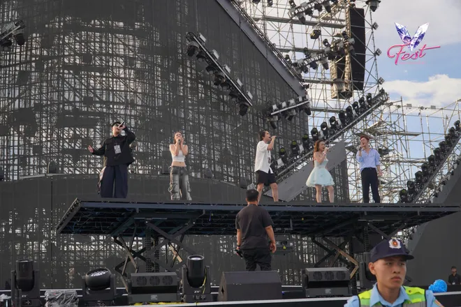 V Fest - Thanh xuân rực rỡ: Khán giả bùng nổ cảm xúc, các nghệ sĩ choáng ngợp - Ảnh 43.