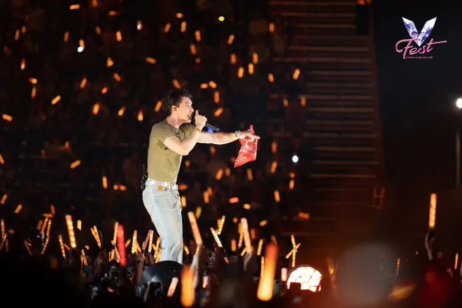 V Fest - Thanh xuân rực rỡ: Khán giả bùng nổ cảm xúc, các nghệ sĩ choáng ngợp - Ảnh 24.