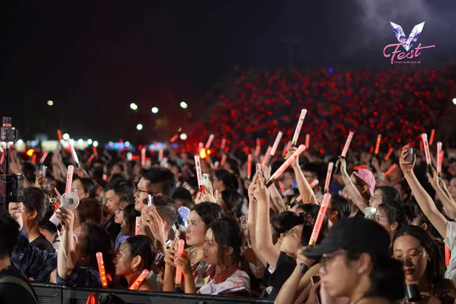 V Fest - Thanh xuân rực rỡ: Khán giả bùng nổ cảm xúc, các nghệ sĩ choáng ngợp - Ảnh 4.