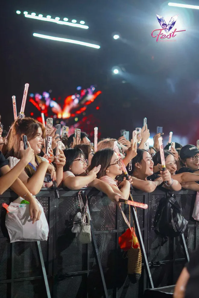 V Fest - Thanh xuân rực rỡ: Khán giả bùng nổ cảm xúc, các nghệ sĩ choáng ngợp - Ảnh 5.