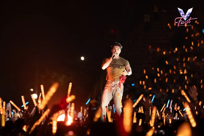 V Fest - Thanh xuân rực rỡ: Khán giả bùng nổ cảm xúc, các nghệ sĩ choáng ngợp - Ảnh 27.