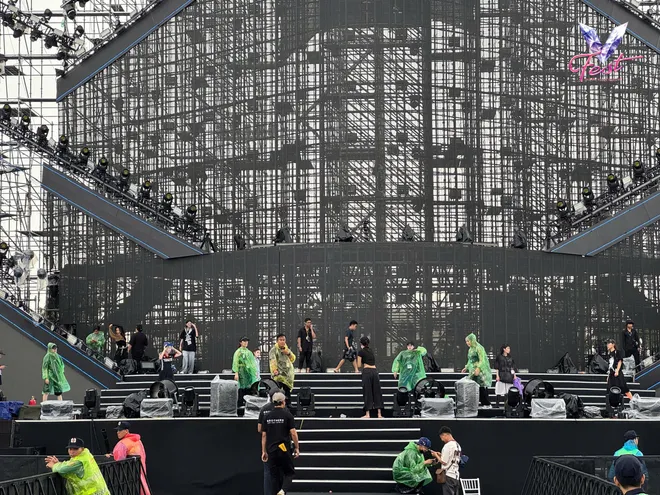 V Fest - Thanh xuân rực rỡ: Khán giả bùng nổ cảm xúc, các nghệ sĩ choáng ngợp - Ảnh 47.