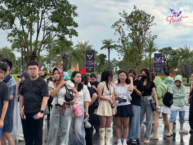V Fest - Thanh xuân rực rỡ: Khán giả bùng nổ cảm xúc, các nghệ sĩ choáng ngợp - Ảnh 44.