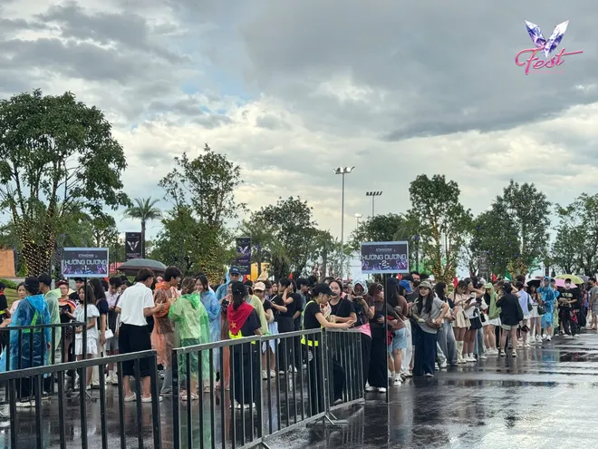 V Fest - Thanh xuân rực rỡ: Khán giả bùng nổ cảm xúc, các nghệ sĩ choáng ngợp - Ảnh 48.