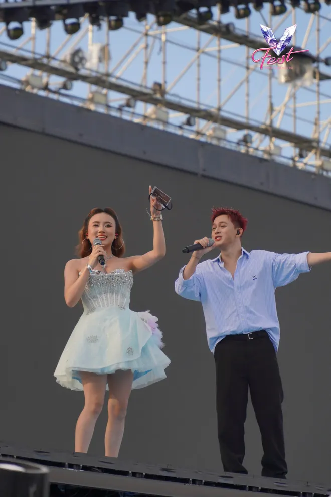 V Fest - Thanh xuân rực rỡ: Khán giả bùng nổ cảm xúc, các nghệ sĩ choáng ngợp - Ảnh 42.