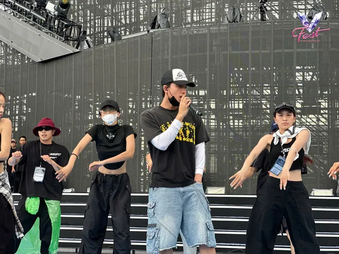 V Fest - Thanh xuân rực rỡ: Khán giả bùng nổ cảm xúc, các nghệ sĩ choáng ngợp - Ảnh 36.