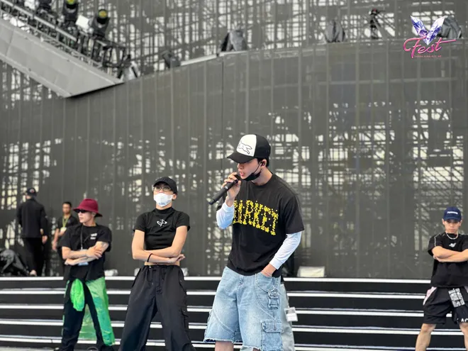 V Fest - Thanh xuân rực rỡ: Khán giả bùng nổ cảm xúc, các nghệ sĩ choáng ngợp - Ảnh 37.