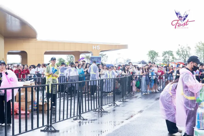 V Fest - Thanh xuân rực rỡ: Khán giả bùng nổ cảm xúc, các nghệ sĩ choáng ngợp - Ảnh 50.
