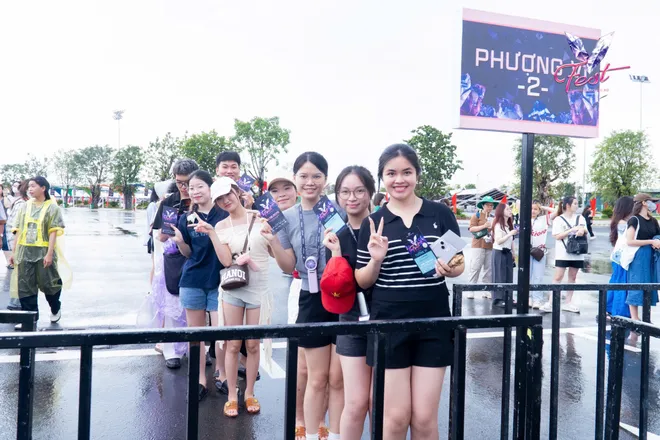 V Fest - Thanh xuân rực rỡ: Khán giả bùng nổ cảm xúc, các nghệ sĩ choáng ngợp - Ảnh 51.