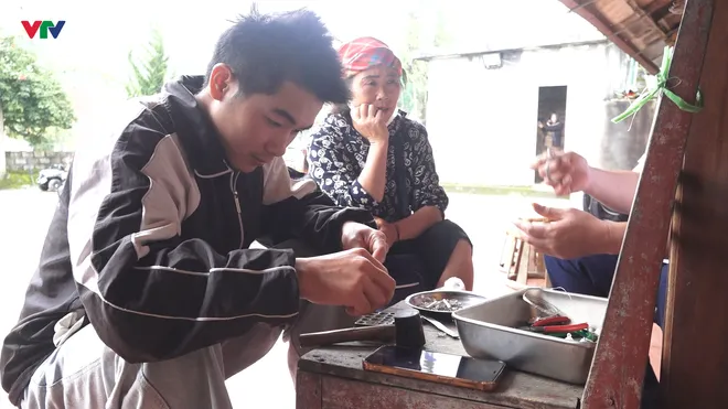 Người giữ hồn bạc giữa rẻo cao Tả Phìn - Ảnh 7.