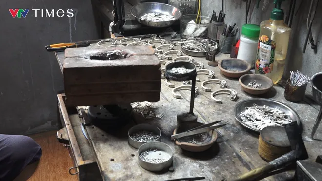 Người giữ hồn bạc giữa rẻo cao Tả Phìn - Ảnh 9.