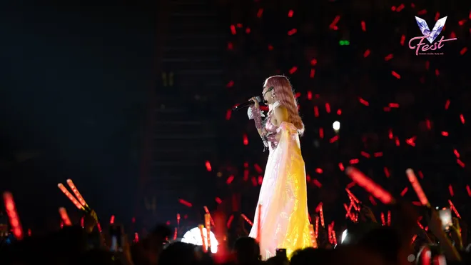 V Fest - Thanh xuân rực rỡ: Khán giả bùng nổ cảm xúc, các nghệ sĩ choáng ngợp - Ảnh 20.