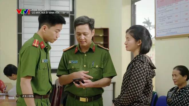 Có anh, nơi ấy bình yên - Tập 10: Huy điều tra trang trại lợn, ông Thứ quyết giữ ghế - Ảnh 1.