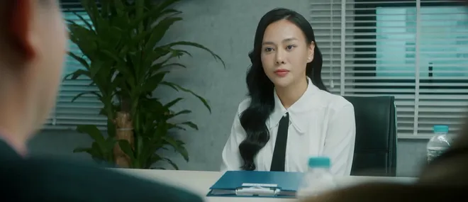 Gió ngang khoảng trời xanh - Tập 1: Vợ giám đốc cao tay trị 'mầm mống trà xanh' - Ảnh 10.