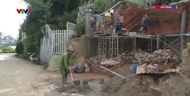 Nhà xây chồng lên nhà tại Đà Lạt: Nguy cơ sạt lở gia tăng - Ảnh 1.