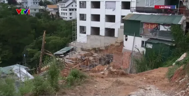 Nhà xây chồng lên nhà tại Đà Lạt: Nguy cơ sạt lở gia tăng - Ảnh 4.