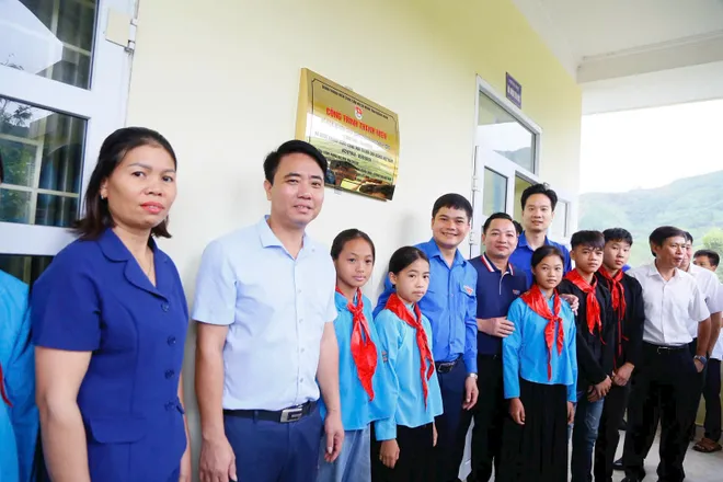 Quảng Ninh: B&agrave;n giao ph&ograve;ng học m&aacute;y t&iacute;nh, trao qu&agrave; cho học sinh kh&oacute; khăn v&ugrave;ng s&acirc;u, v&ugrave;ng xa - Ảnh 5.