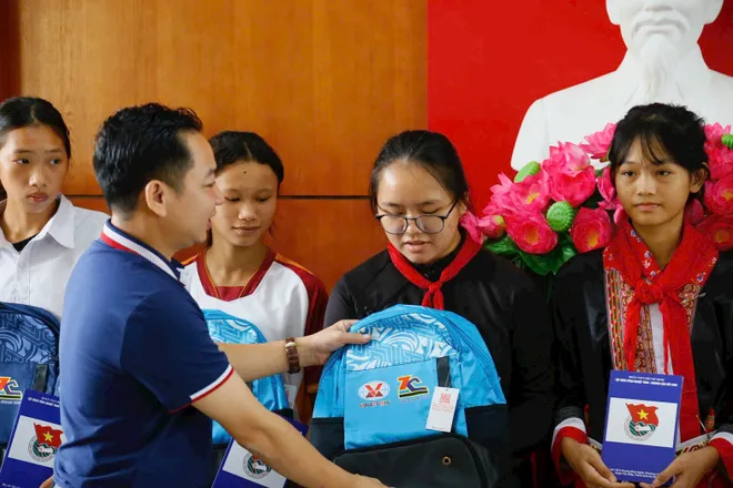 Quảng Ninh: B&agrave;n giao ph&ograve;ng học m&aacute;y t&iacute;nh, trao qu&agrave; cho học sinh kh&oacute; khăn v&ugrave;ng s&acirc;u, v&ugrave;ng xa - Ảnh 11.