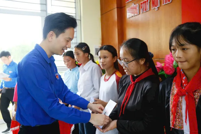 Quảng Ninh: B&agrave;n giao ph&ograve;ng học m&aacute;y t&iacute;nh, trao qu&agrave; cho học sinh kh&oacute; khăn v&ugrave;ng s&acirc;u, v&ugrave;ng xa - Ảnh 9.