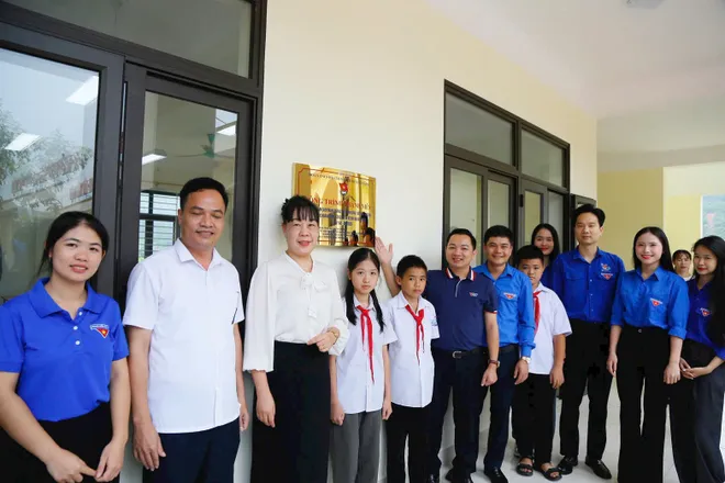 Quảng Ninh: B&agrave;n giao ph&ograve;ng học m&aacute;y t&iacute;nh, trao qu&agrave; cho học sinh kh&oacute; khăn v&ugrave;ng s&acirc;u, v&ugrave;ng xa - Ảnh 6.