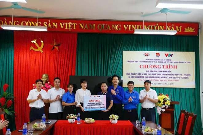 Quảng Ninh: B&agrave;n giao ph&ograve;ng học m&aacute;y t&iacute;nh, trao qu&agrave; cho học sinh kh&oacute; khăn v&ugrave;ng s&acirc;u, v&ugrave;ng xa - Ảnh 1.