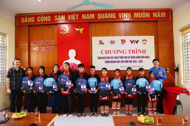 Quảng Ninh: B&agrave;n giao ph&ograve;ng học m&aacute;y t&iacute;nh, trao qu&agrave; cho học sinh kh&oacute; khăn v&ugrave;ng s&acirc;u, v&ugrave;ng xa - Ảnh 8.