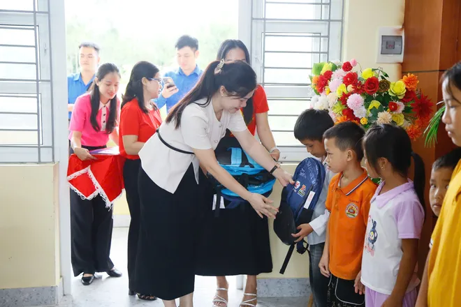 Quảng Ninh: B&agrave;n giao ph&ograve;ng học m&aacute;y t&iacute;nh, trao qu&agrave; cho học sinh kh&oacute; khăn v&ugrave;ng s&acirc;u, v&ugrave;ng xa - Ảnh 10.