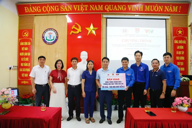 Quảng Ninh: B&agrave;n giao ph&ograve;ng học m&aacute;y t&iacute;nh, trao qu&agrave; cho học sinh kh&oacute; khăn v&ugrave;ng s&acirc;u, v&ugrave;ng xa - Ảnh 2.