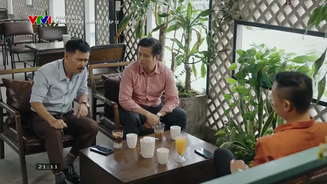 C&oacute; anh, nơi ấy b&igrave;nh y&ecirc;n tập 12: Mẹ Huy hoảng hồn v&igrave; nh&agrave; bị người ta n&eacute;m đ&aacute;- Ảnh 2.