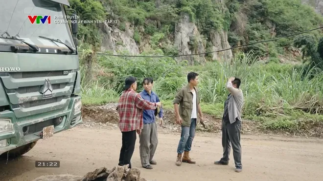 C&oacute; anh, nơi ấy b&igrave;nh y&ecirc;n tập 12: Mẹ Huy hoảng hồn v&igrave; nh&agrave; bị người ta n&eacute;m đ&aacute;- Ảnh 12.