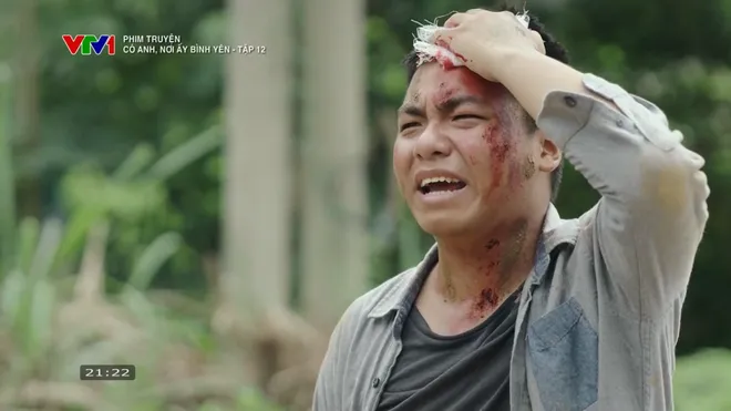 C&oacute; anh, nơi ấy b&igrave;nh y&ecirc;n tập 12: Mẹ Huy hoảng hồn v&igrave; nh&agrave; bị người ta n&eacute;m đ&aacute;- Ảnh 13.