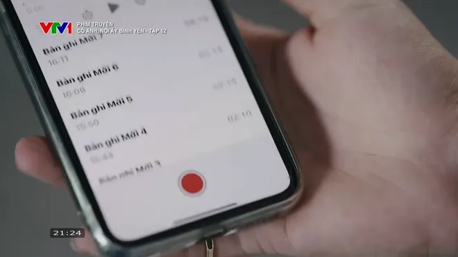 C&oacute; anh, nơi ấy b&igrave;nh y&ecirc;n tập 12: Mẹ Huy hoảng hồn v&igrave; nh&agrave; bị người ta n&eacute;m đ&aacute;- Ảnh 16.