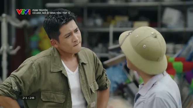 C&oacute; anh, nơi ấy b&igrave;nh y&ecirc;n tập 12: Mẹ Huy hoảng hồn v&igrave; nh&agrave; bị người ta n&eacute;m đ&aacute;- Ảnh 8.