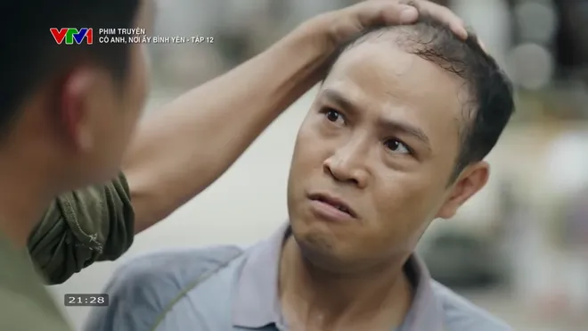 C&oacute; anh, nơi ấy b&igrave;nh y&ecirc;n tập 12: Mẹ Huy hoảng hồn v&igrave; nh&agrave; bị người ta n&eacute;m đ&aacute;- Ảnh 9.