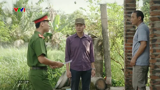 C&oacute; anh, nơi ấy b&igrave;nh y&ecirc;n tập 12: Mẹ Huy hoảng hồn v&igrave; nh&agrave; bị người ta n&eacute;m đ&aacute;- Ảnh 10.