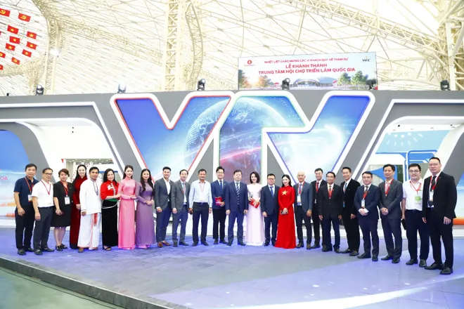 Tổng Bí thư và Thủ tướng tham quan gian trưng bày của VTV tại Triển lãm 80 năm Hành trình Độc lập - Tự do - Hạnh phúc - Ảnh 4.