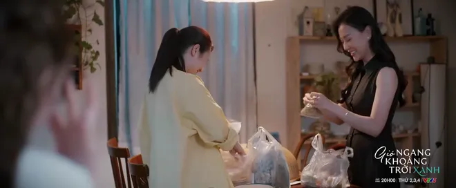 Gi&oacute; ngang khoảng trời xanh - Tập 5: Mỹ Anh (Phương Oanh) được chồng gi&aacute;m đốc quan t&acirc;m từng chi tiết nhỏ - Ảnh 3.