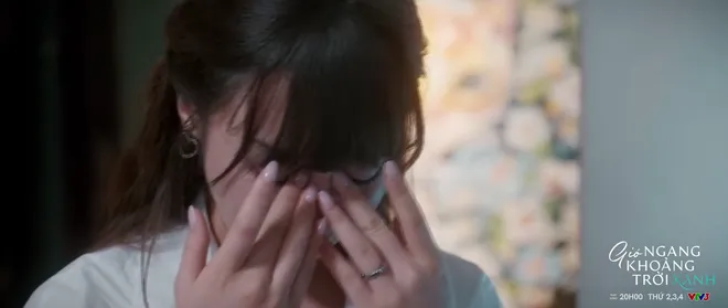 Gi&oacute; ngang khoảng trời xanh - Tập 5: Mỹ Anh (Phương Oanh) được chồng gi&aacute;m đốc quan t&acirc;m từng chi tiết nhỏ - Ảnh 2.