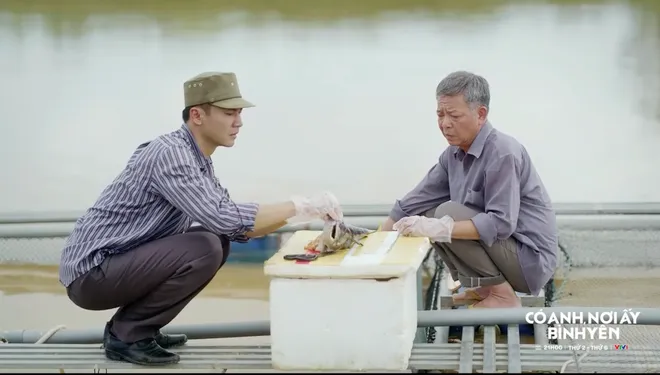 Có anh, nơi ấy bình yên - Tập 4: Cá chết hàng loạt, xã Tiên Phong đối mặt khủng hoảng - Ảnh 2.
