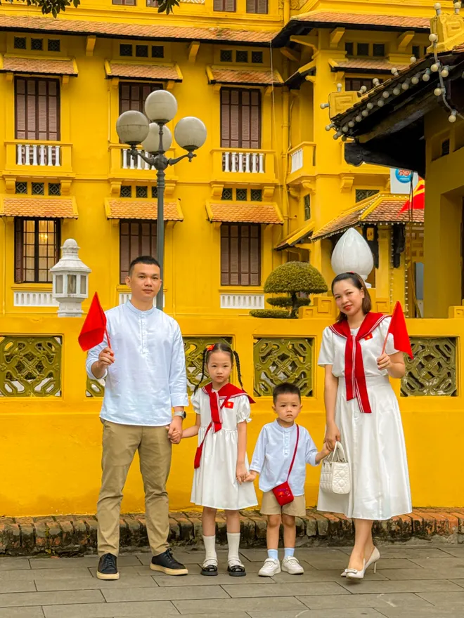 Người dân Hà Nội đổ về Quảng trường Ba Đình trong ngày tổng hợp luyện diễu binh 2/9 đầu tiên - Ảnh 2.