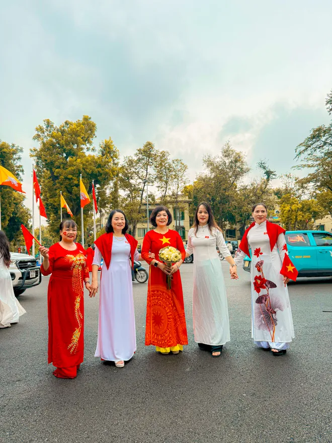 Người dân Hà Nội đổ về Quảng trường Ba Đình trong ngày tổng hợp luyện diễu binh 2/9 đầu tiên - Ảnh 4.