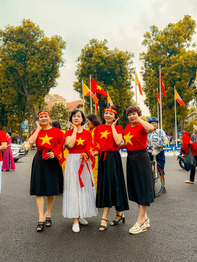 Người dân Hà Nội đổ về Quảng trường Ba Đình trong ngày tổng hợp luyện diễu binh 2/9 đầu tiên - Ảnh 6.