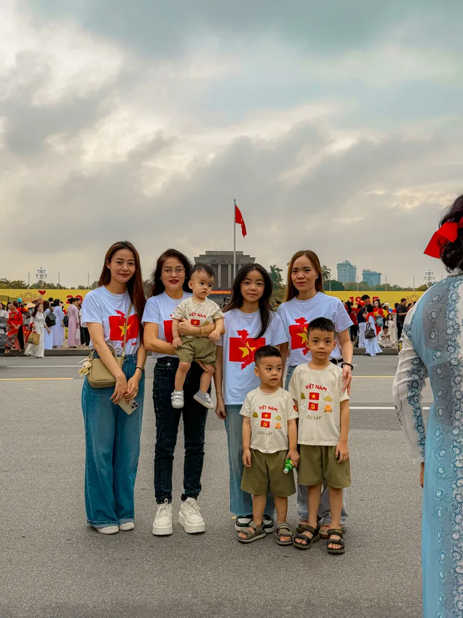 Người dân Hà Nội đổ về Quảng trường Ba Đình trong ngày tổng hợp luyện diễu binh 2/9 đầu tiên - Ảnh 7.