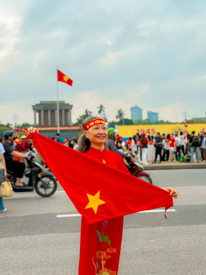 Người dân Hà Nội đổ về Quảng trường Ba Đình trong ngày tổng hợp luyện diễu binh 2/9 đầu tiên - Ảnh 10.