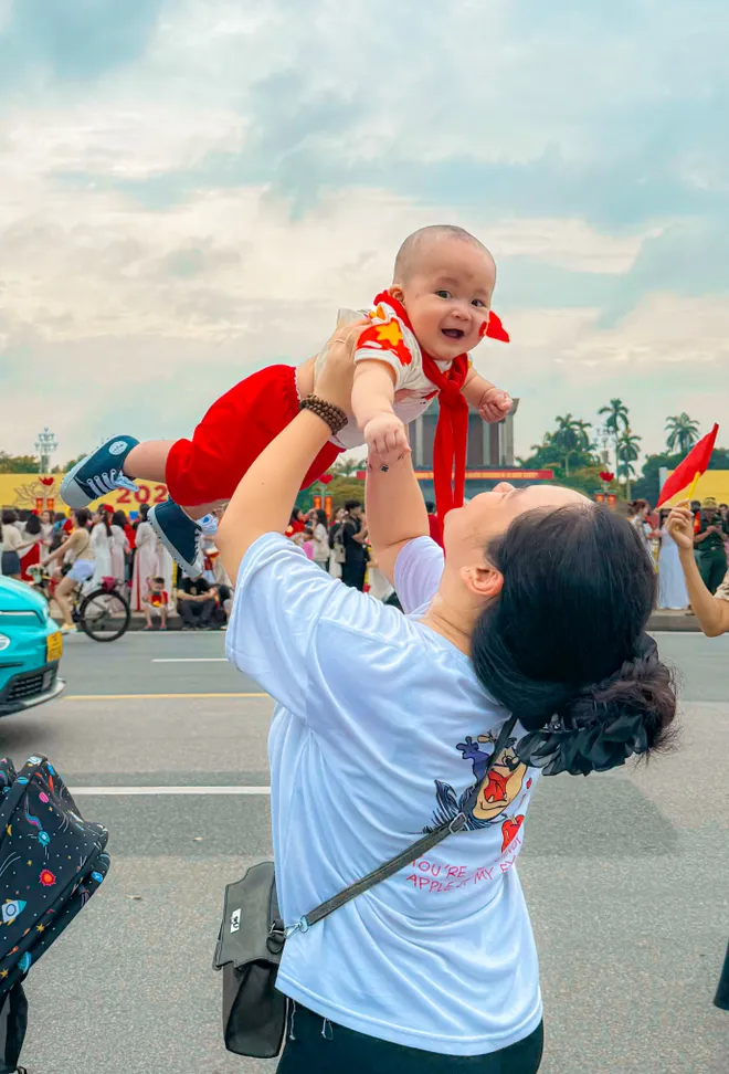Người dân Hà Nội đổ về Quảng trường Ba Đình trong ngày tổng hợp luyện diễu binh 2/9 đầu tiên - Ảnh 1.