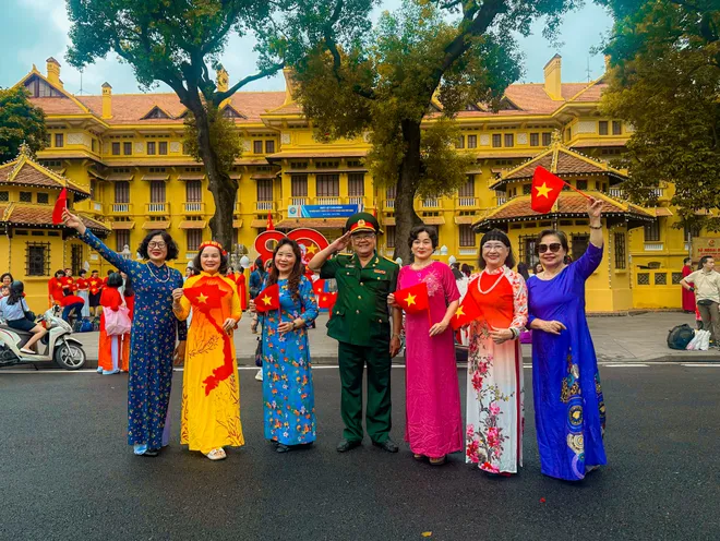 Người dân Hà Nội đổ về Quảng trường Ba Đình trong ngày tổng hợp luyện diễu binh 2/9 đầu tiên - Ảnh 8.